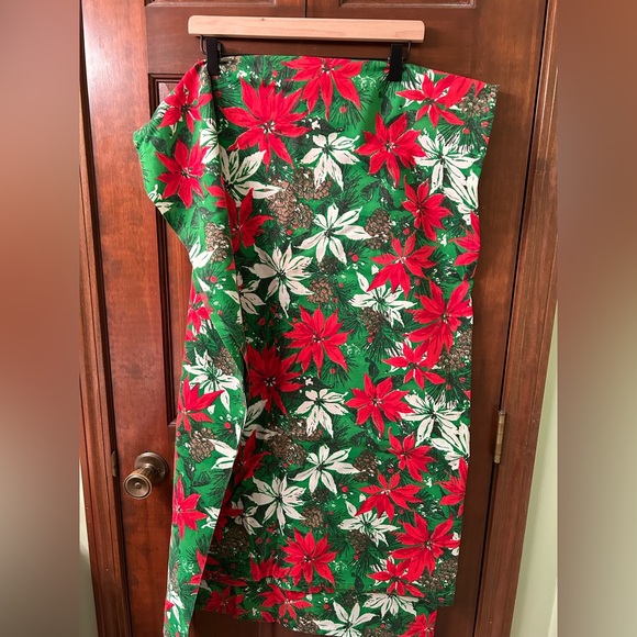 VTG Printed Poinsettia and Pinecone Christmas Table Cloth. Comes with/ 2napkins - Picture 1 of 7